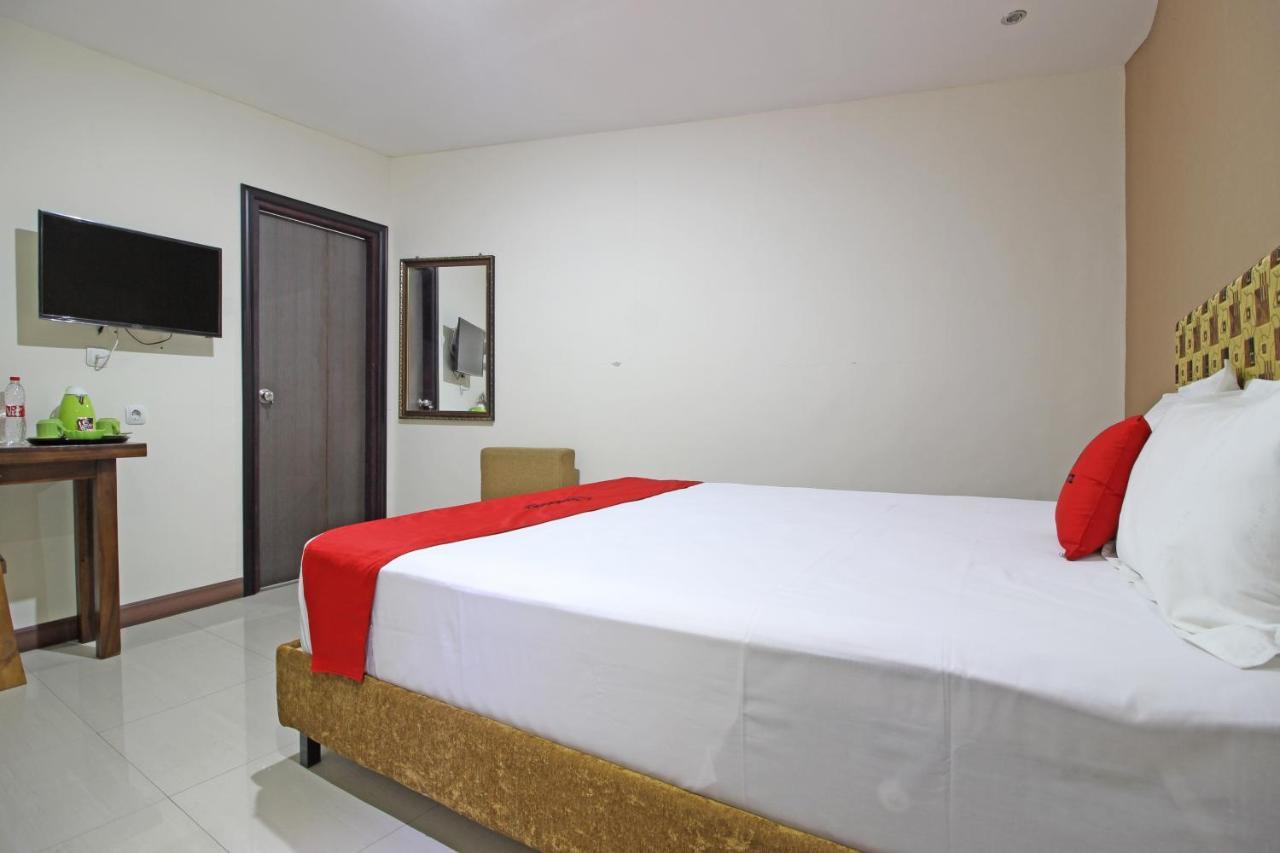 Reddoorz Near Uns Solo Hotel Exterior photo